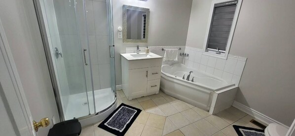 Bathroom - Cozy Brampton Stay Near Mount Pleasant GO (Brampton)