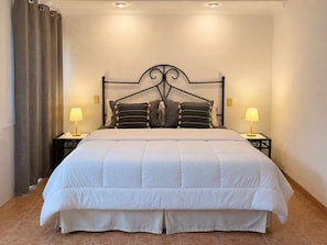 A hotel room with a large bed, two bedside lamps, and a curtain. - Resort 5 Estrellas - Vista a Piscina & Jacuzzi (Santa Cruz de la Sierra)