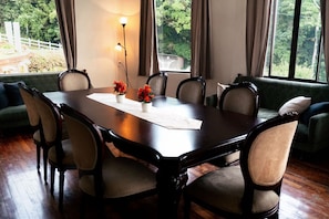 Junior-Zimmer, Bergblick | Speisen