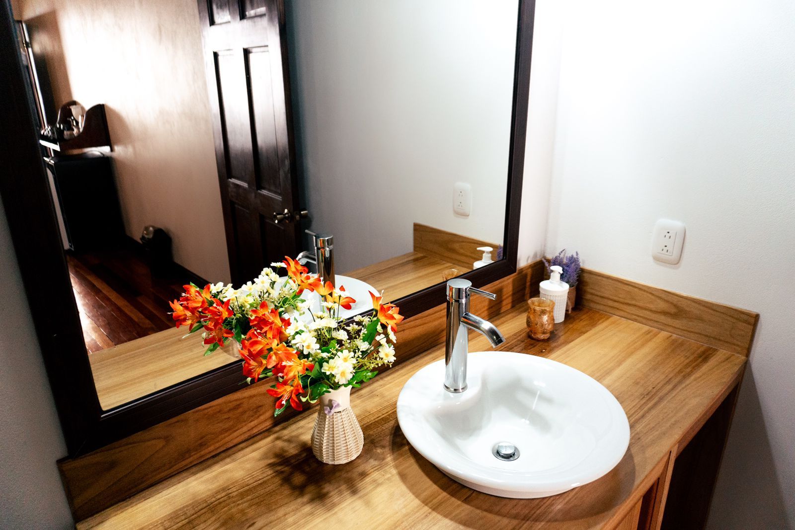 Habitación junior, vista a la montaña | Baño | Regadera, secadora de cabello, toallas, jabón 