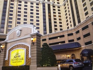 Entrada de un hotel con un letrero que indica el Marriott Vacation Club Grand Chateau.