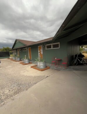 Exterior - The Thoroughbred Private 2-Bedroom Historic Suite (Prineville)