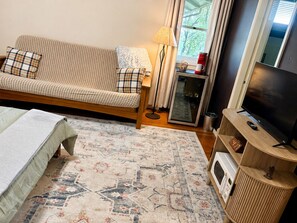 Living area - The Thoroughbred Private 2-Bedroom Historic Suite (Prineville)