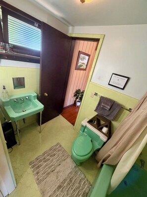 Bathroom - The Thoroughbred Private 2-Bedroom Historic Suite (Prineville)
