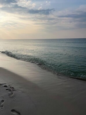 A beach with footprints leading to the water, indicating a path for visitors. - Gulf Breeze- 10 min to beaches, 4bed, 2.5bath (Gulf Breeze)