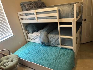 A bunk bed with a lower level bed and a pull-out desk. - Gulf Breeze- 10 min to beaches, 4bed, 2.5bath (Gulf Breeze)