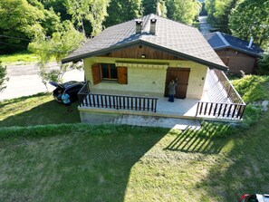 Una casa a due piani con un balcone, un garage e un'antenna parabolica.