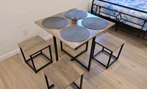 Ett matbord med fyra underlägg och två matchande bänkar.