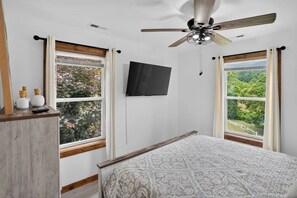 Upstairs Master with King - Mountainview Retreat- Relax Here! (West Jefferson)