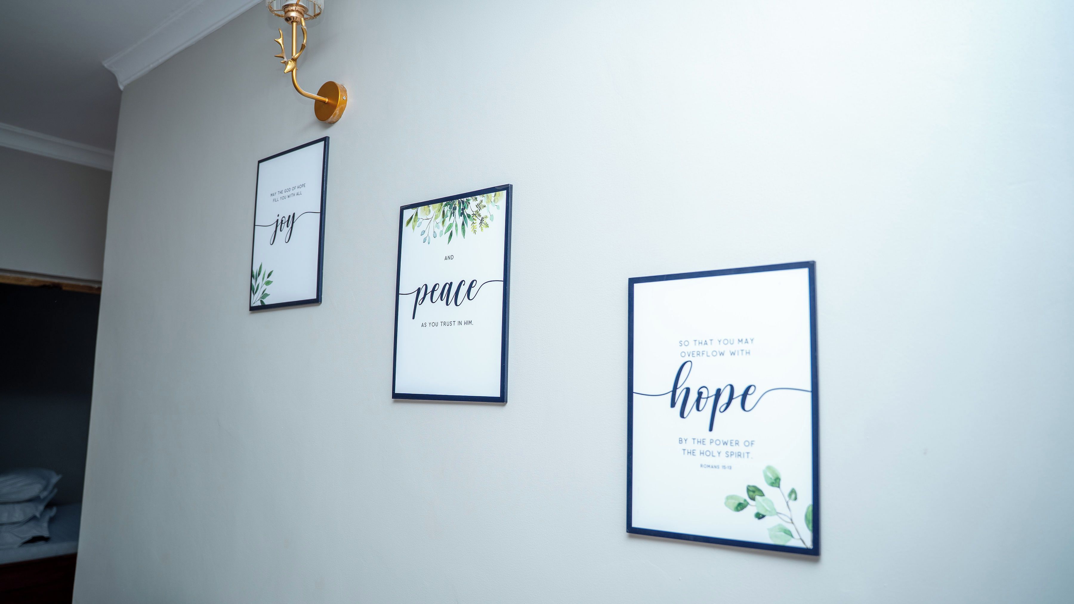 Tres citas inspiradoras enmarcadas en una pared.