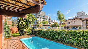 A residential area with a swimming pool, a pergola, and a hedge. - House With Private Pool Near the Beach Rox0325 (Bombinhas)