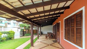 A covered outdoor area with a tiled floor, wooden beams, and a bench. - House With Private Pool Near the Beach Rox0325 (Bombinhas)