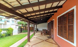 A covered outdoor area with a tiled floor, wooden beams, and a bench. - House With Private Pool Near the Beach Rox0325 (Bombinhas)
