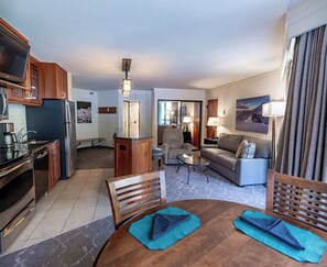 Ein Hotelzimmer mit Küche, Essbereich und Wohnbereich.