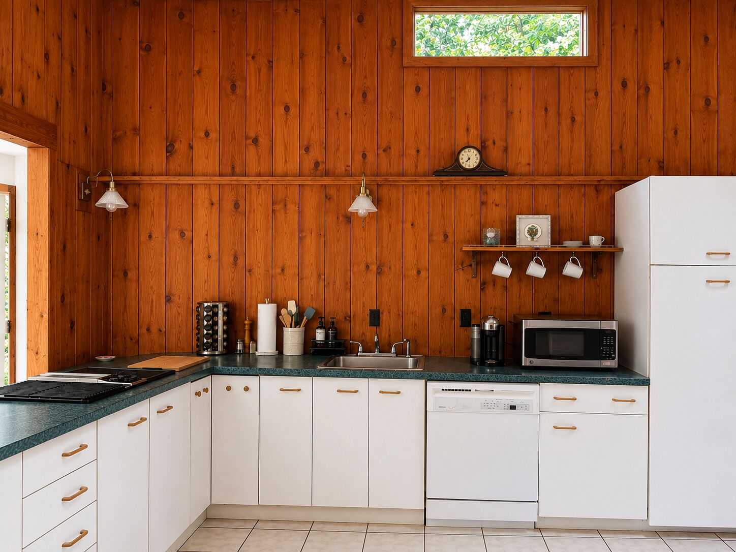Une cuisine avec des murs en bois, un évier, une cuisinière, un four à micro-ondes et un lave-vaisselle.
