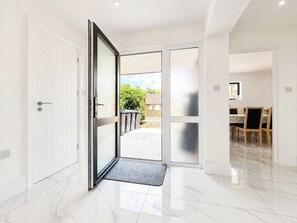 A modern interior with a sliding glass door leading to a patio area. - Spacious Garden Retreat w/ Free Parking Near Canterbury (Canterbury)