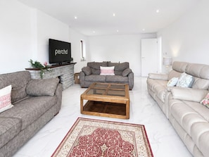A modern living room with a fireplace, a flat-screen TV, and two sofas. - Spacious Garden Retreat w/ Free Parking Near Canterbury (Canterbury)