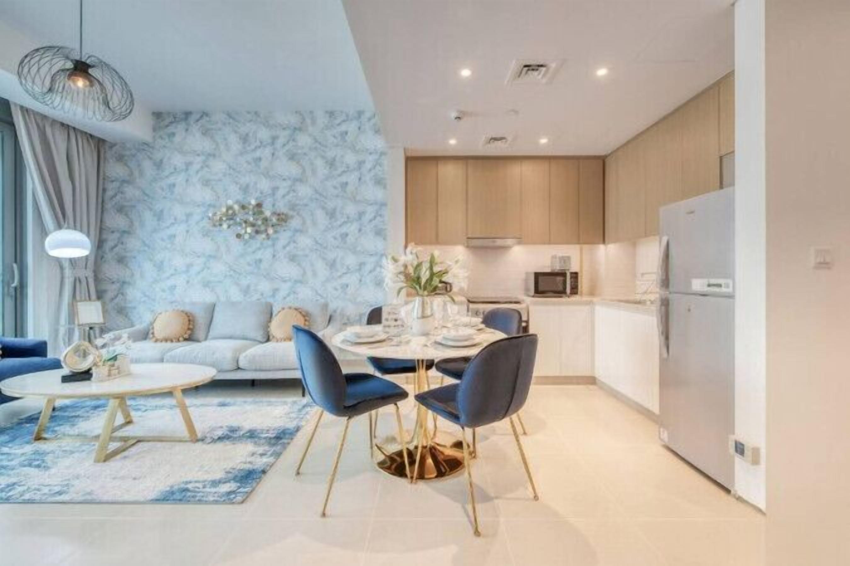 Una cocina moderna con zona de comedor, un sofá y una mesa de centro.