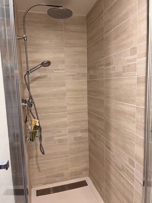 A shower with a handheld showerhead, a rain showerhead, and a handheld scrubber. - Riviera Suite Apartment for 3–4 people, a 12-minute walk from the Cannes Train Station (Cannes)