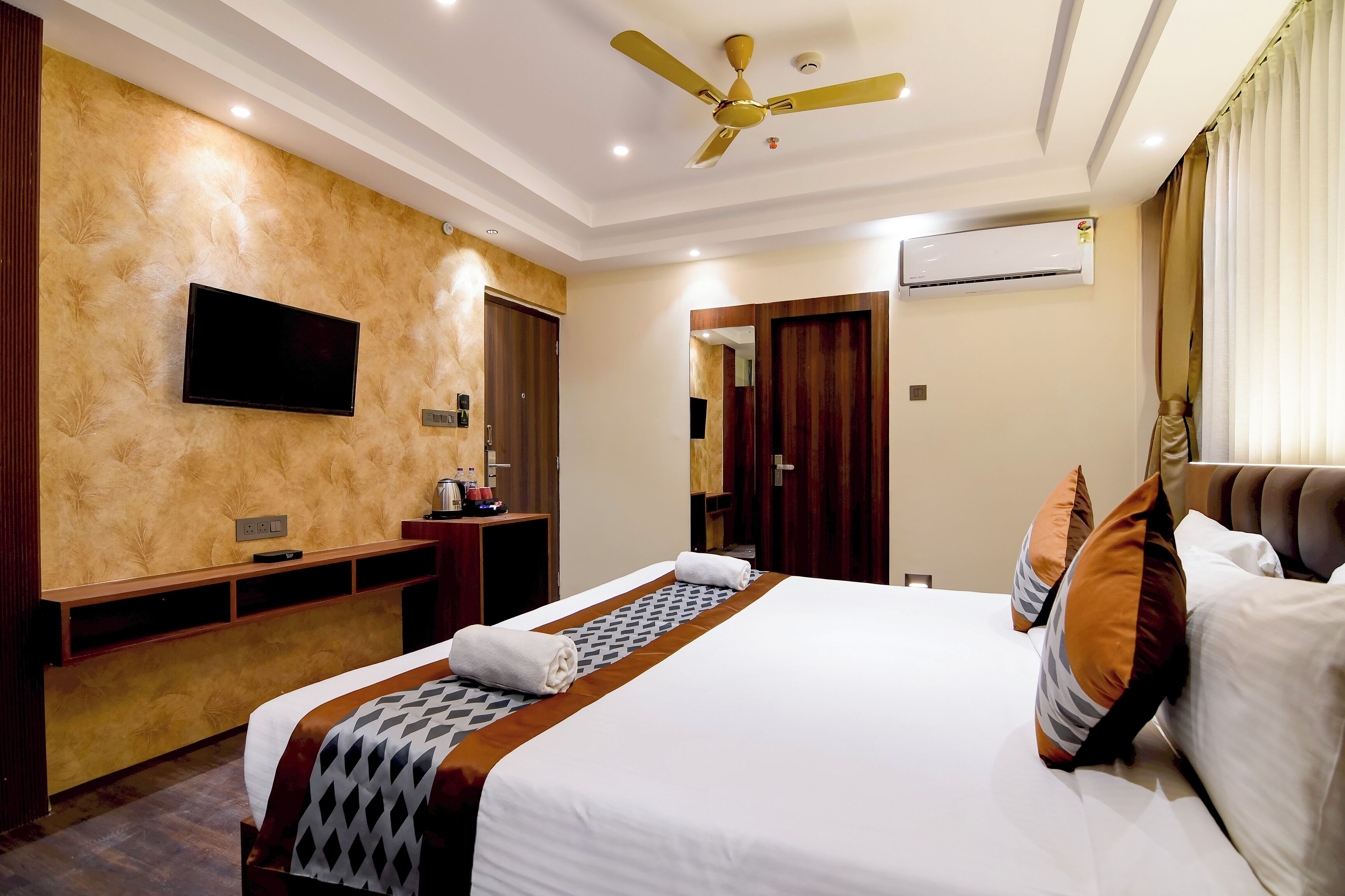 Club Room | Premium bedding, memory foam beds, desk, iron/ironing board (on request)