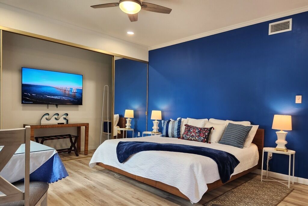 Tabla de planchar con plancha, wifi, ropa de cama