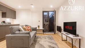 TV - 3BR Flat in Ramsgate | Near Bus Stop | ST (Kent)