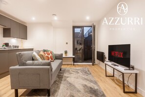 TV - 3BR Flat in Ramsgate | Near Bus Stop | ST (Kent)