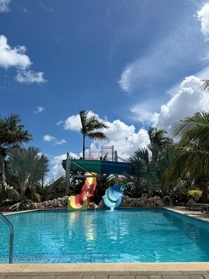Una piscina al aire libre