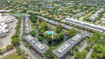 Un quartier résidentiel comprenant un grand ensemble d’immeubles, une piscine et un port de plaisance.