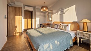 Un dormitorio con cama, mesita de noche, lámpara y ventilador de techo.