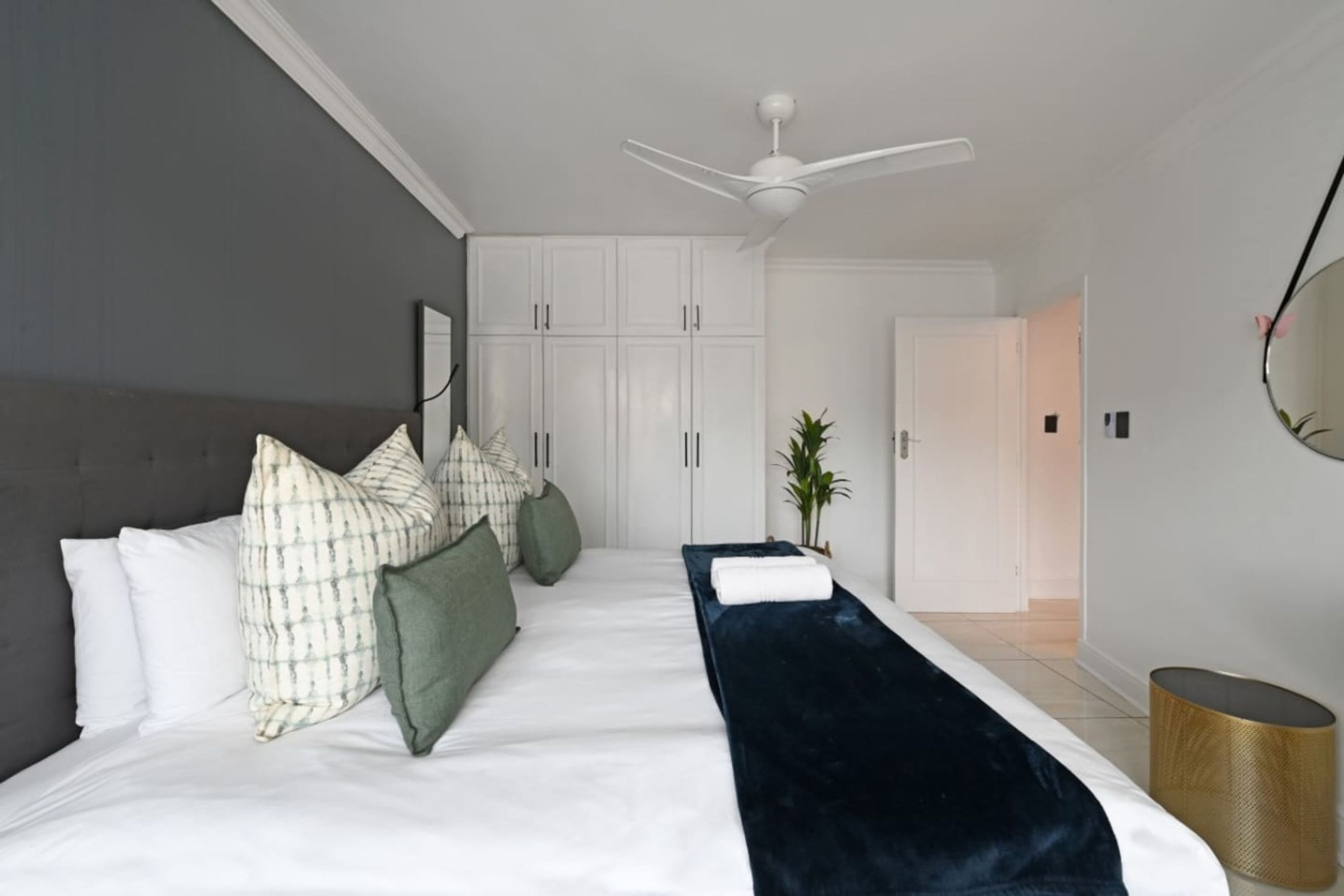 2 bedrooms, desk, WiFi (free), bed sheets