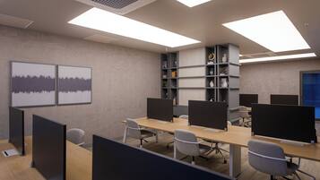 Un espacio de oficina moderno con cubículos, escritorios y sillas.