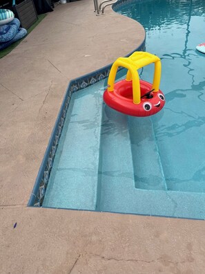 Ein Schwimmbecken mit einem kleinen Luftspielzeug.