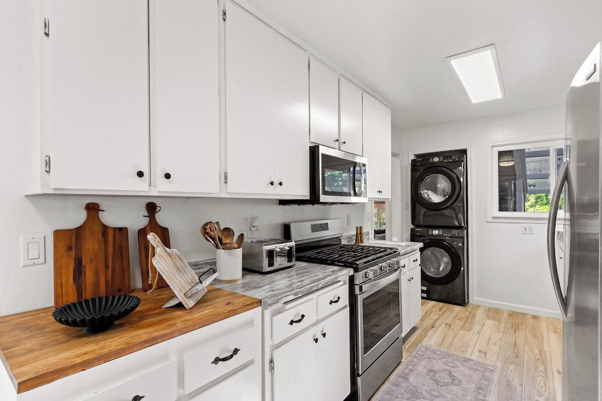 Coffee/tea maker, fridge, microwave, oven