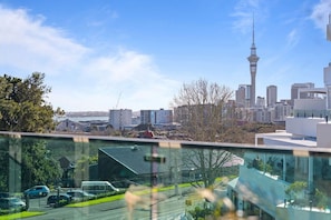 A cityscape with modern buildings, a prominent tower, and a clear sky. - The Margot by Homello | Designer Apartment | Sky Tower Views | Ponsonby (Freemans Bay)