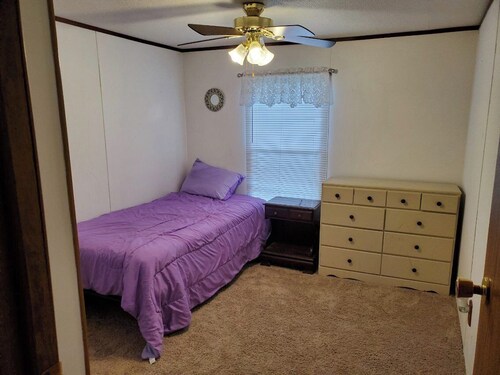 Cozy 3BR/1BA mobile home, walk to the water. Perfect for the hunters/fisherman