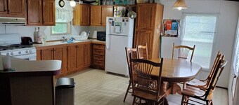 Cozy 3BR/1BA mobile home, walk to the water. Perfect for the hunters/fisherman