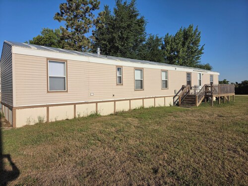 Cozy 3BR/1BA mobile home, walk to the water. Perfect for the hunters/fisherman