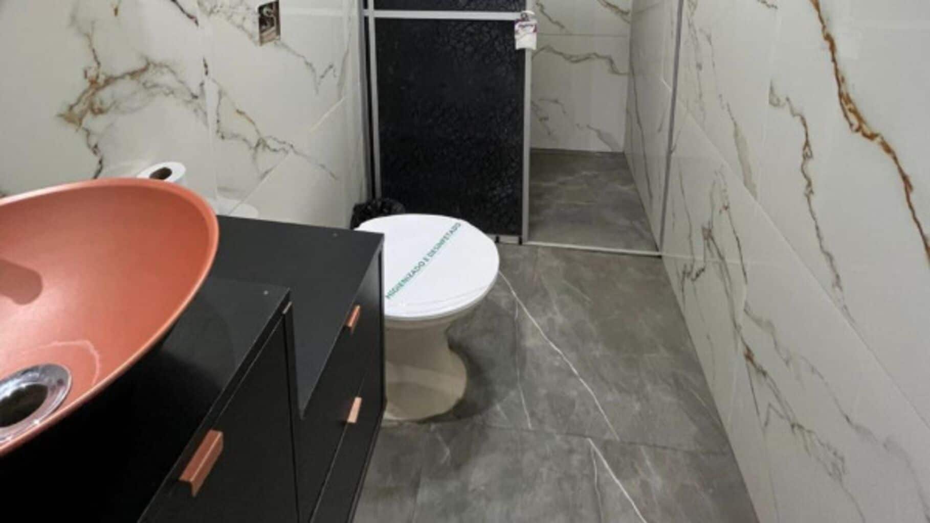 Un bagno con il water, un lavandino e una doccia.
