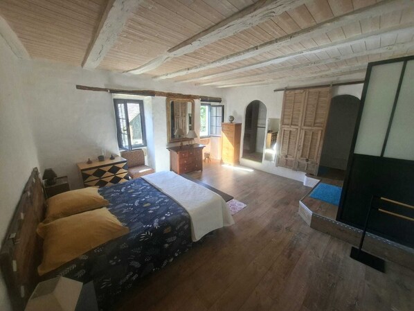 Une chambre à coucher avec un lit, une commode et une armoire.