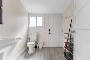 Et lille, rent badeværelse med toilet, bidet og bruseniche.