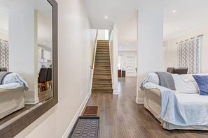 Et moderne hotelværelse med trappe, seng, siddeområde og badeværelse.