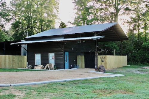 Enjoyable 2-bedroom building with AC for a relaxing stay