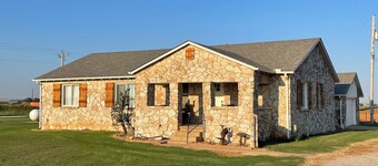 Lovely 3-bedroom farmhouse with AC in tranquil Okarche