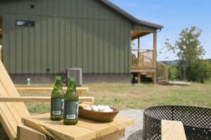 Ein Holztisch mit zwei Flaschen und einer Schale Marshmallows.