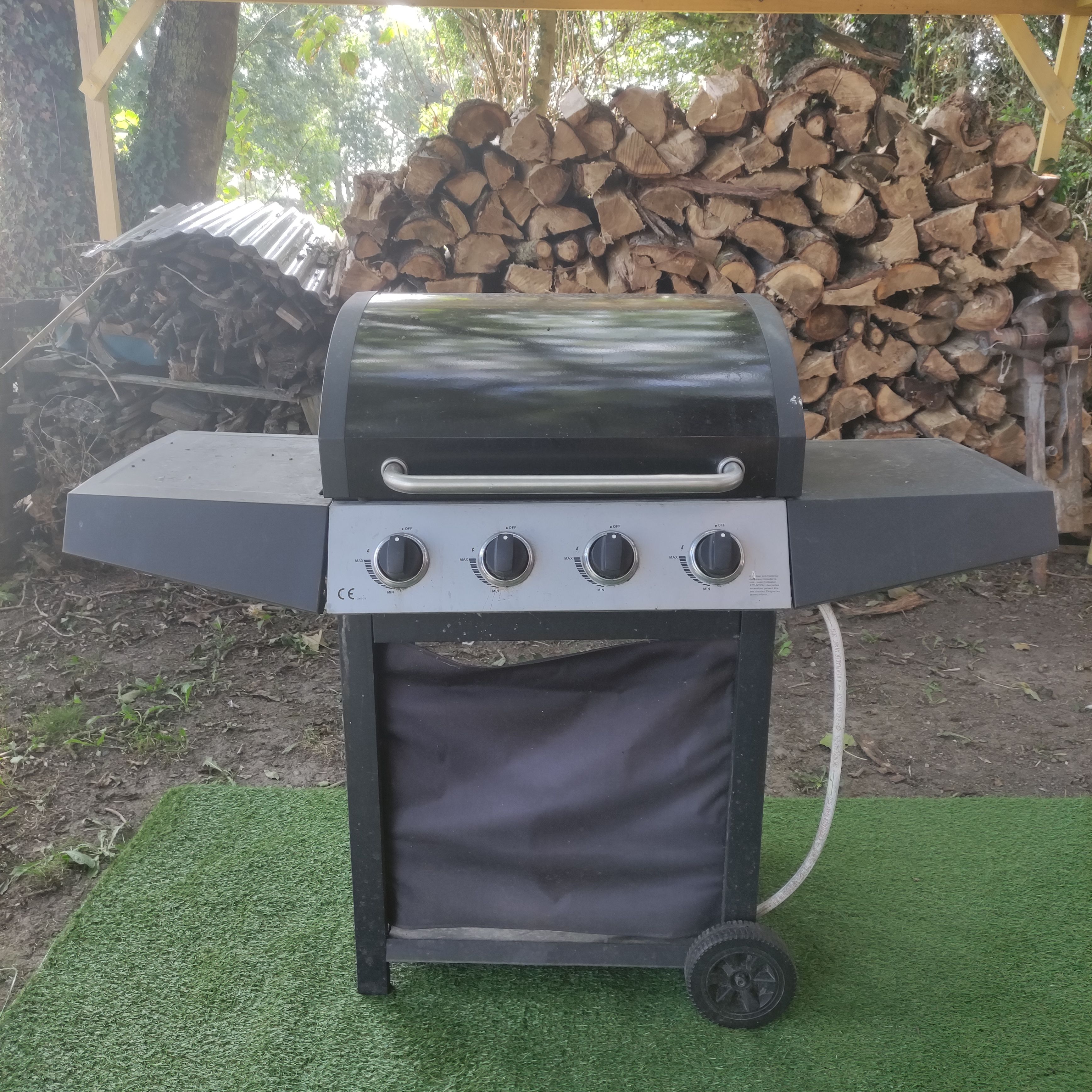 En grill med fire knapper, indbygget termometer og en udluftning.