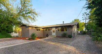 Beautiful 3-bedroom house with hot tub in peaceful Downtown Loveland
