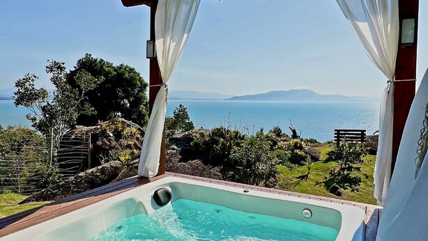 Outdoor spa tub - Pousada Mirante do Sol  (Governador Celso Ramos)