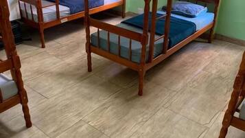 Beliches em quarto com piso cerâmico.