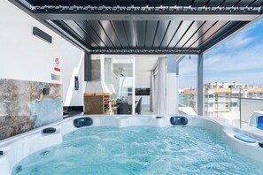 A hot tub on a balcony with a view of the city. - Algarve Oceanfront Luxury Penthouse (Armação de Pêra)